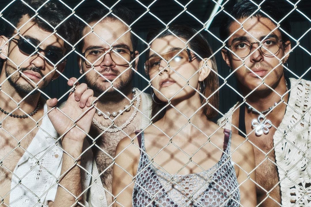 Disco Bahía posando detrás de un cerco de metal