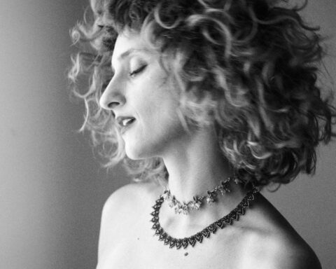 La Zorra Zapata posando con un collar