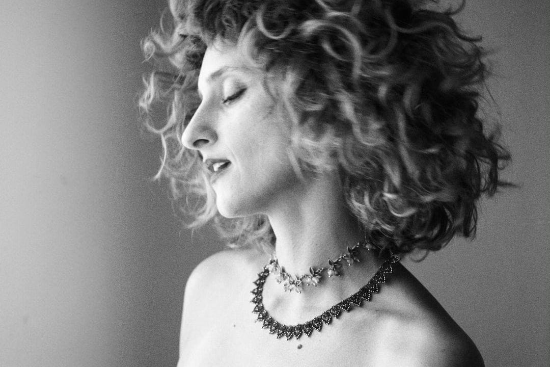 La Zorra Zapata posando con un collar