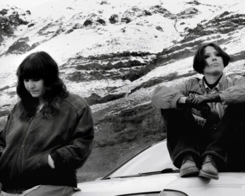 Marineros posando en una región con nieve