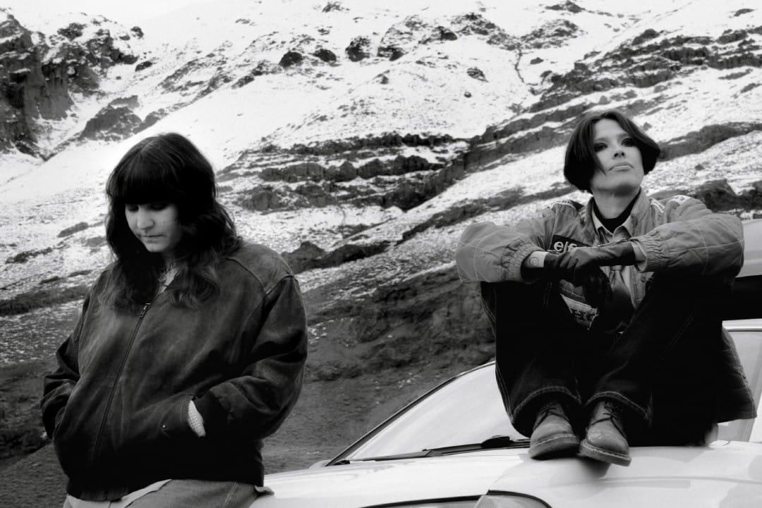 Marineros posando en una región con nieve