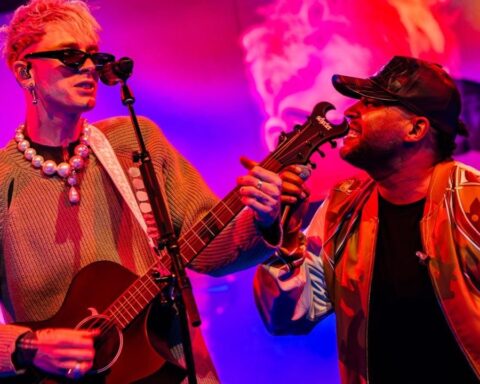 Machine Gun Kelly y Don Omar en las noticias de hoy con su presencia en los Premios Lo Nuestro