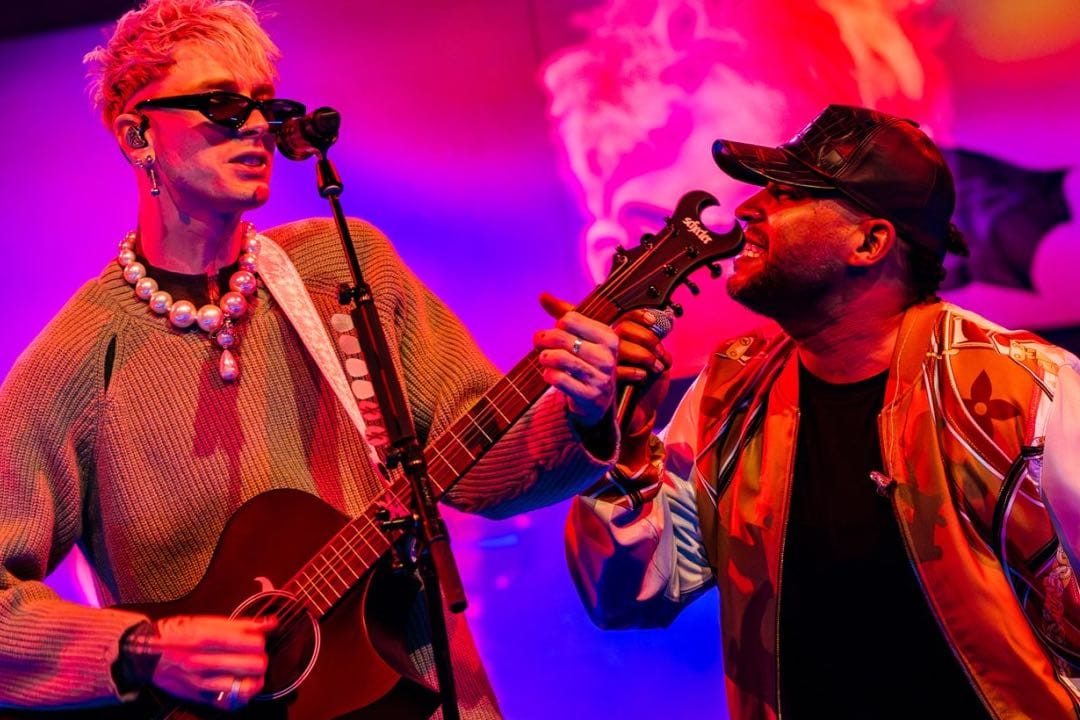 Machine Gun Kelly y Don Omar en las noticias de hoy con su presencia en los Premios Lo Nuestro