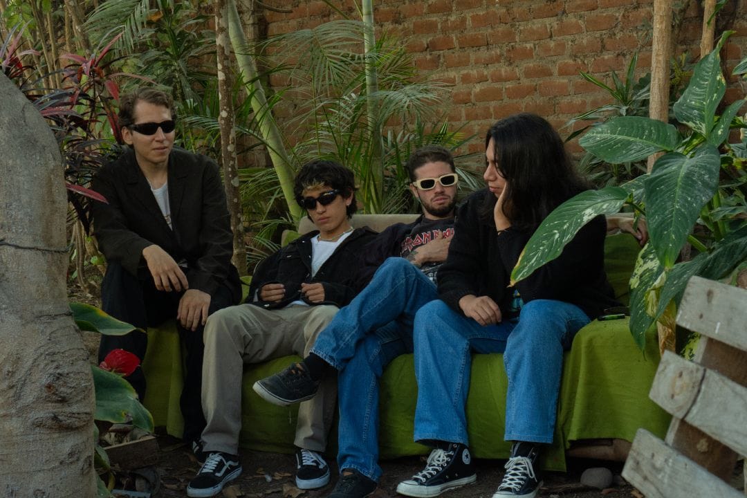 Simplemente sentados en un patio