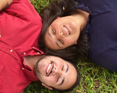 Tédenaranja echados sobre el césped cabeza con cabeza