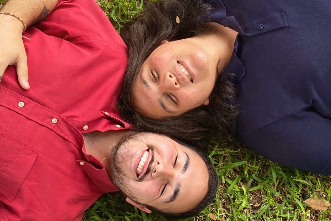 Tédenaranja echados sobre el césped cabeza con cabeza