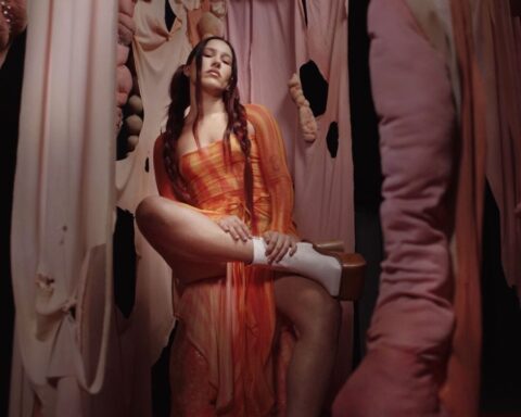 Elsa y Elmar en un photoshoot de su sencillo "Entre las piernas"