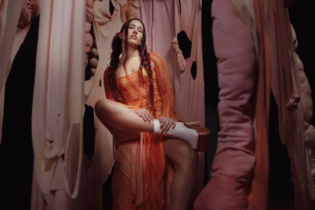 Elsa y Elmar en un photoshoot de su sencillo "Entre las piernas"