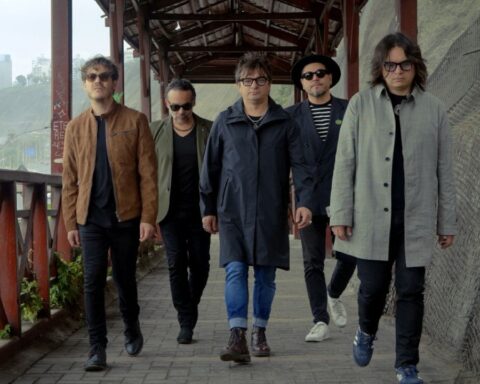 Los Bunkers cruzando un viejo puente de Lima, Perú