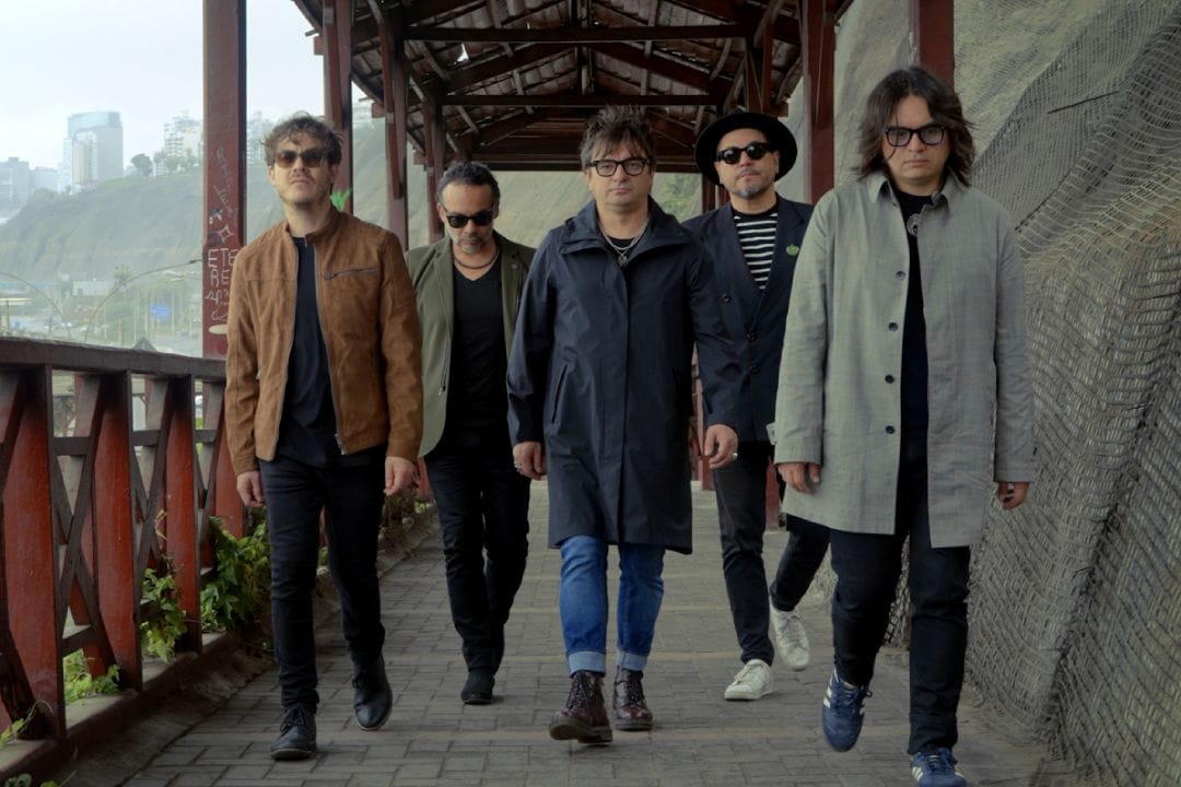 Los Bunkers cruzando un viejo puente de Lima, Perú