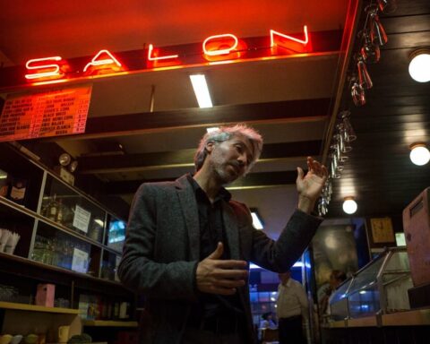 Luis Loz posando en un bar