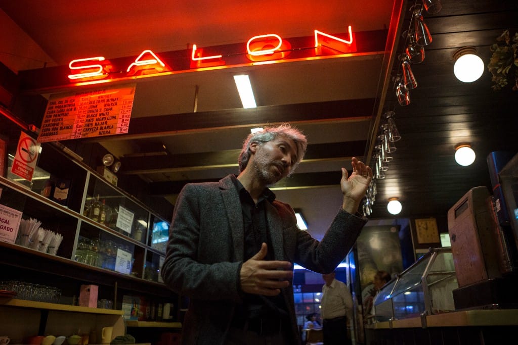 Luis Loz posando en un bar