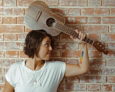 Pamela Llosa sosteniendo un ukelele