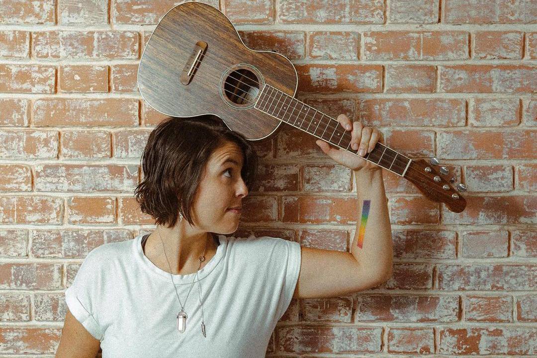 Pamela Llosa sosteniendo un ukelele