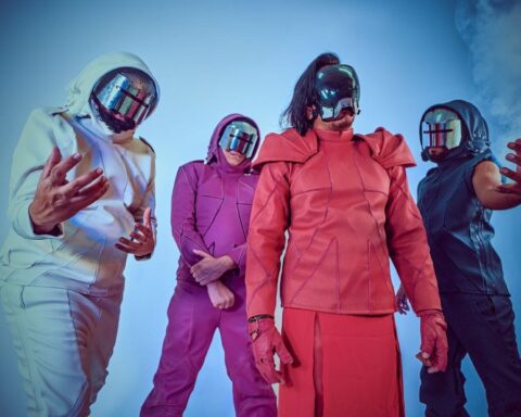 Rex Marte posando con trajes espaciales