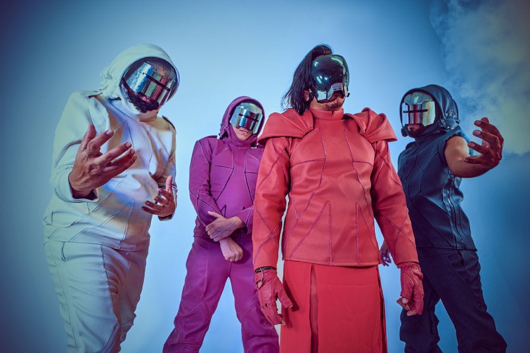 Rex Marte posando con trajes espaciales