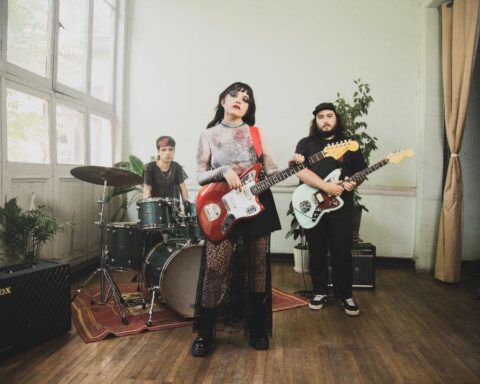 Safo posando con sus instrumentos en un salón