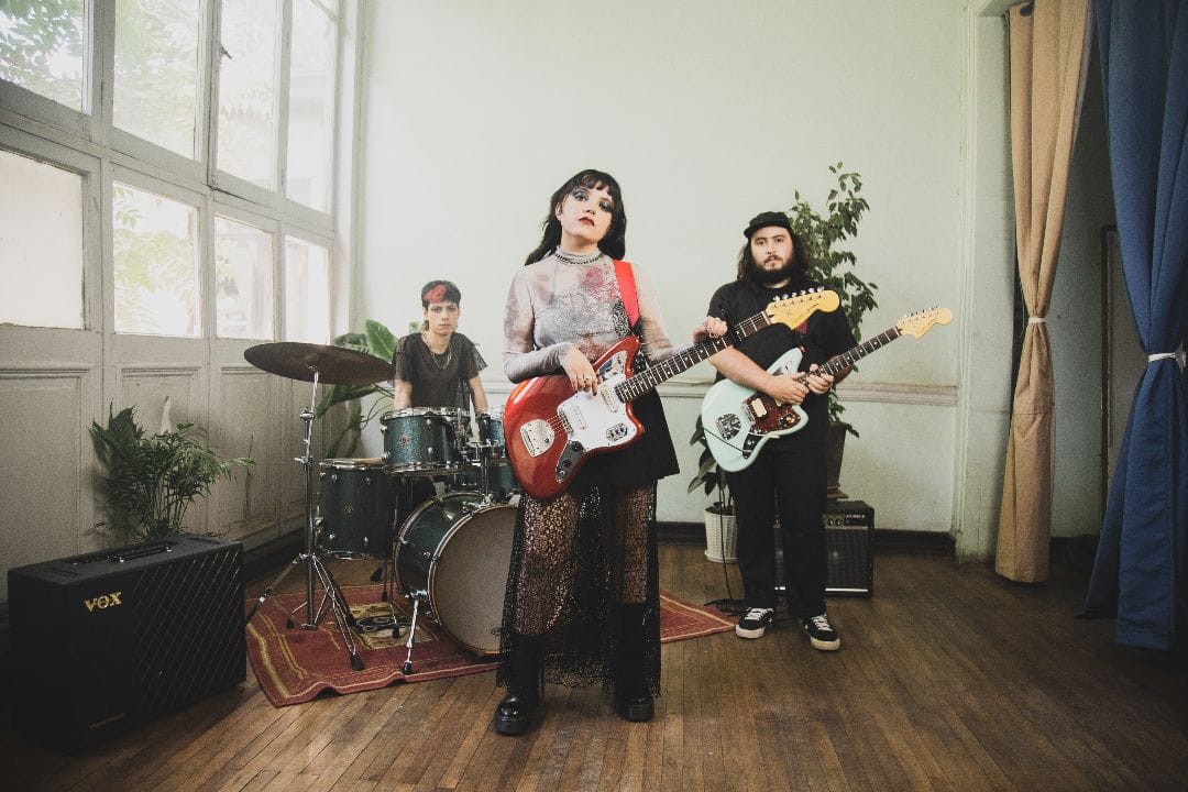 Safo posando con sus instrumentos en un salón