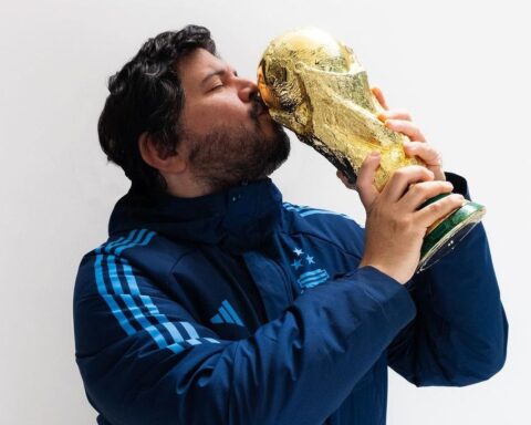 Santiago Motorizado sosteniendo y besando la Copa del Mundo