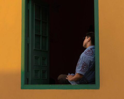 Tate sentado en el marco de una ventana