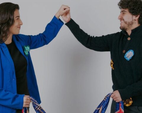 Túporaquí Yoporallá sosteniendo sus manos