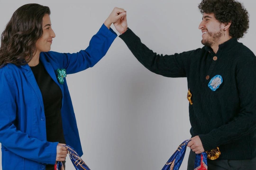 Túporaquí Yoporallá sosteniendo sus manos