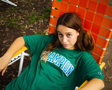 Vipisita sentada en un poltrón de jardín