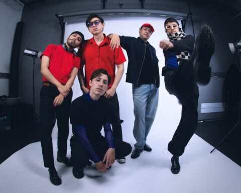 Like Nova en un estudio fotográficos, parados uno al lado del otro