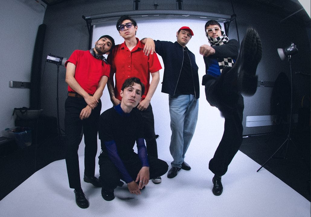 Like Nova en un estudio fotográficos, parados uno al lado del otro