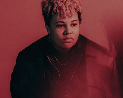 Ana Pérola en un fondo rojo