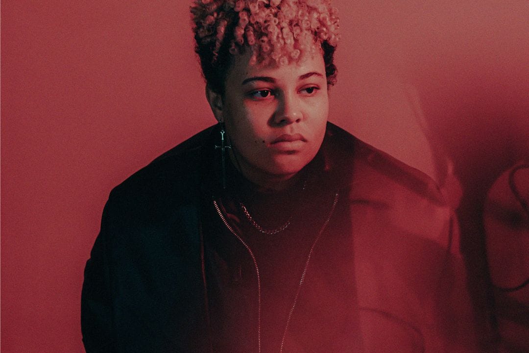 Ana Pérola en un fondo rojo