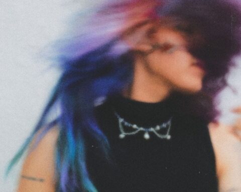 Aqnu moviendo su pelo con el lente desenfocado