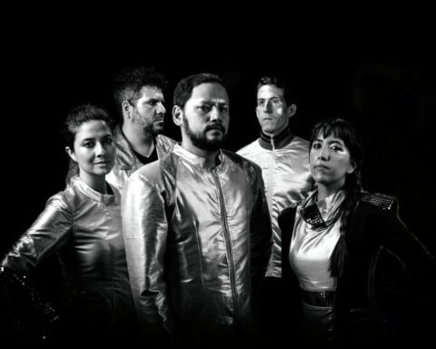 Astronaut Project con trajes espaciales en un retrato en blanco y negro