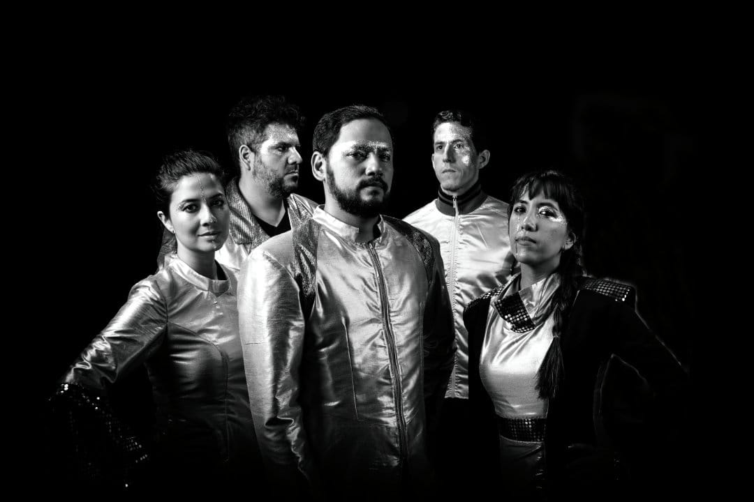 Astronaut Project con trajes espaciales en un retrato en blanco y negro