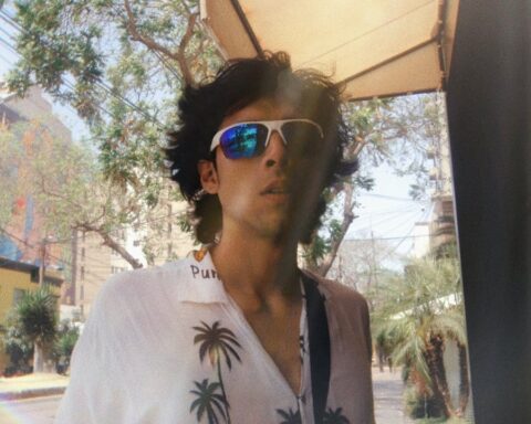 Barulo Gravity con lentes de sol en una calle de Lima