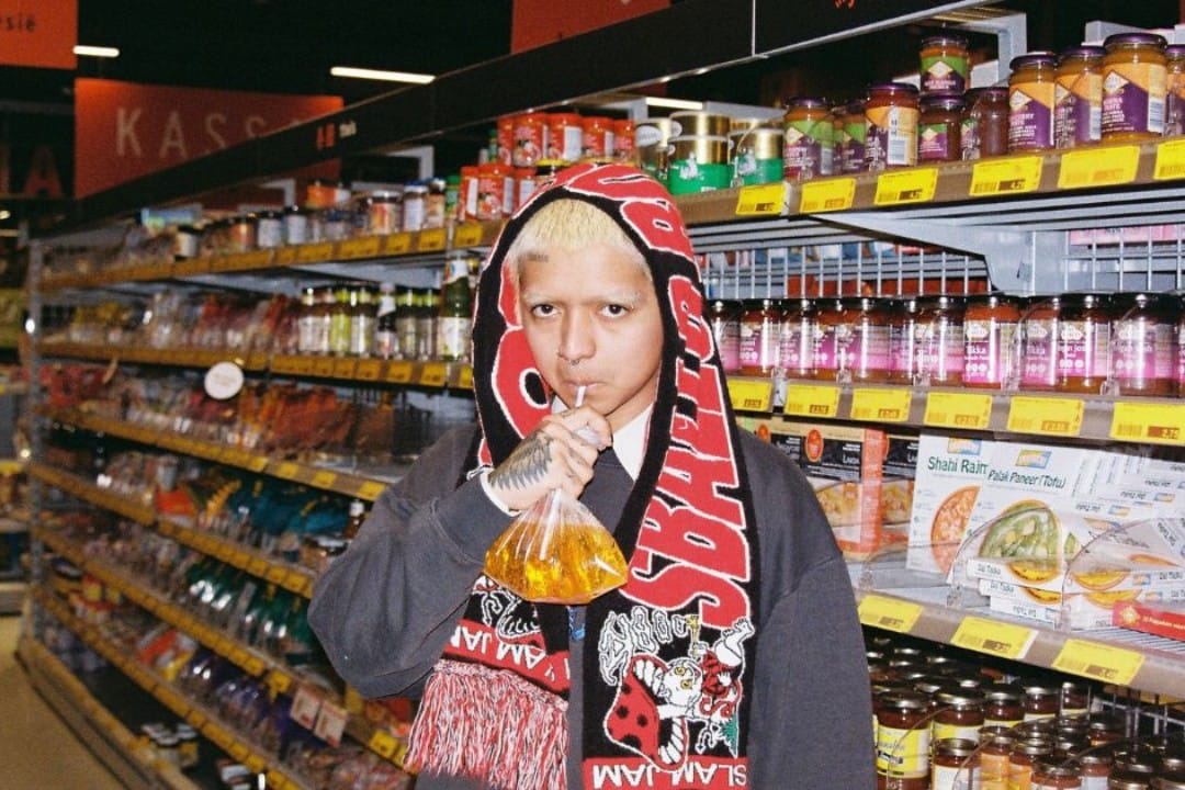 Bautista posando dentro de un supermercado