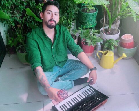 Camilo Abarca sentado en un balcón con su sintetizador