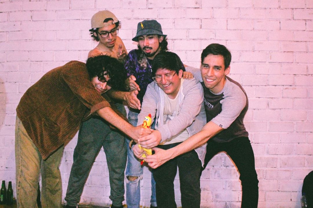 Figuras de Acción sosteniendo un pollo de hule en las manos