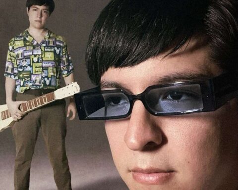 Franco Yangua sosteniendo un lap steel