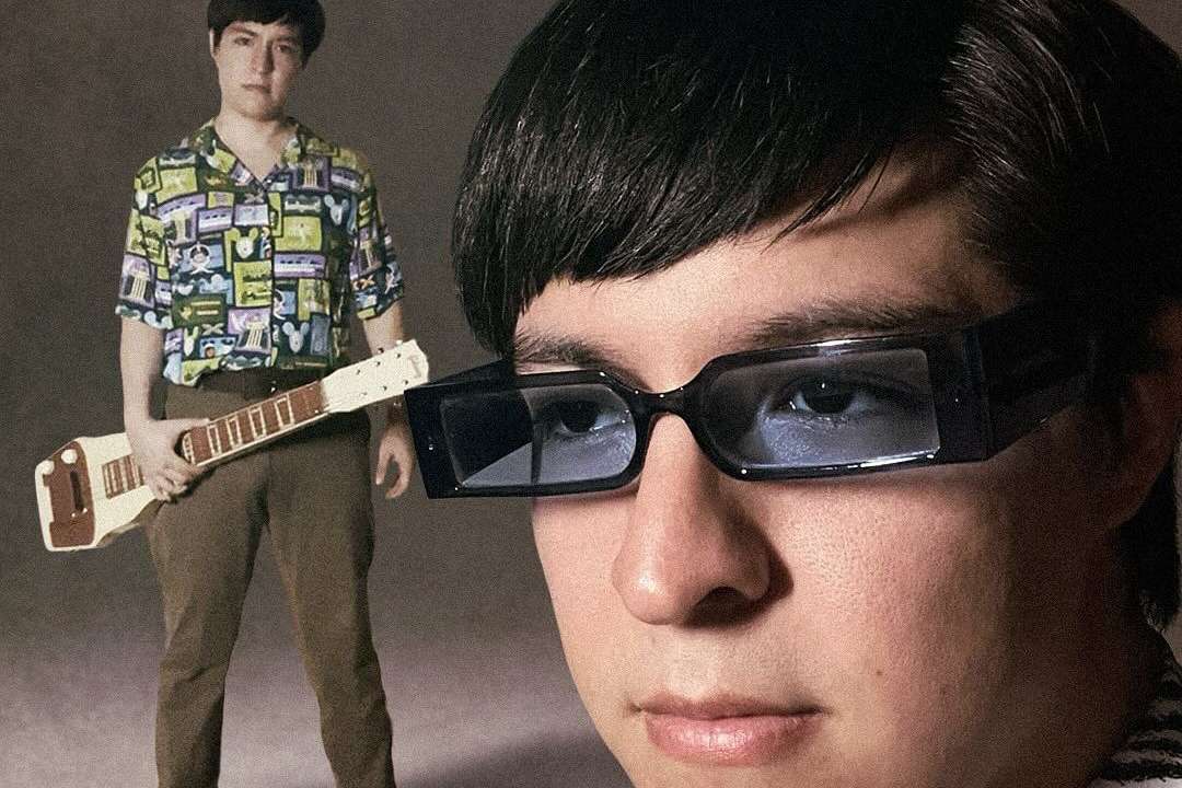 Franco Yangua sosteniendo un lap steel