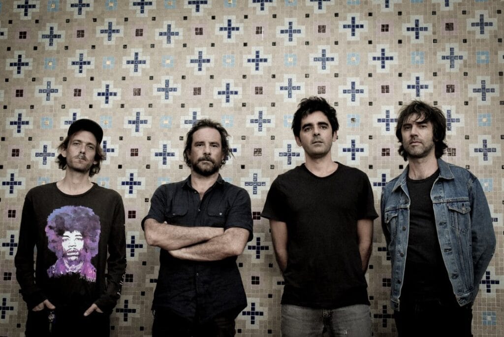 Los Borne posando sobre una pared con cerámicas