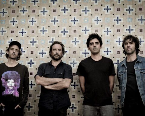 Los Borne posando sobre una pared con cerámicas