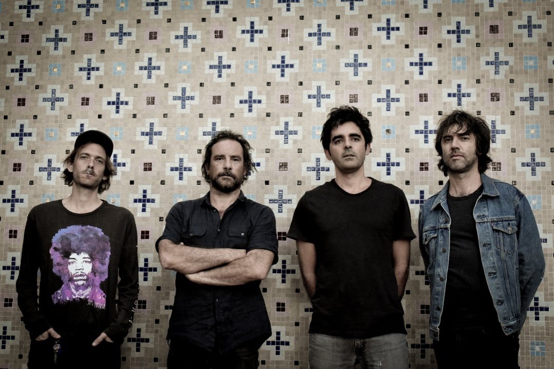 Los Borne posando sobre una pared con cerámicas