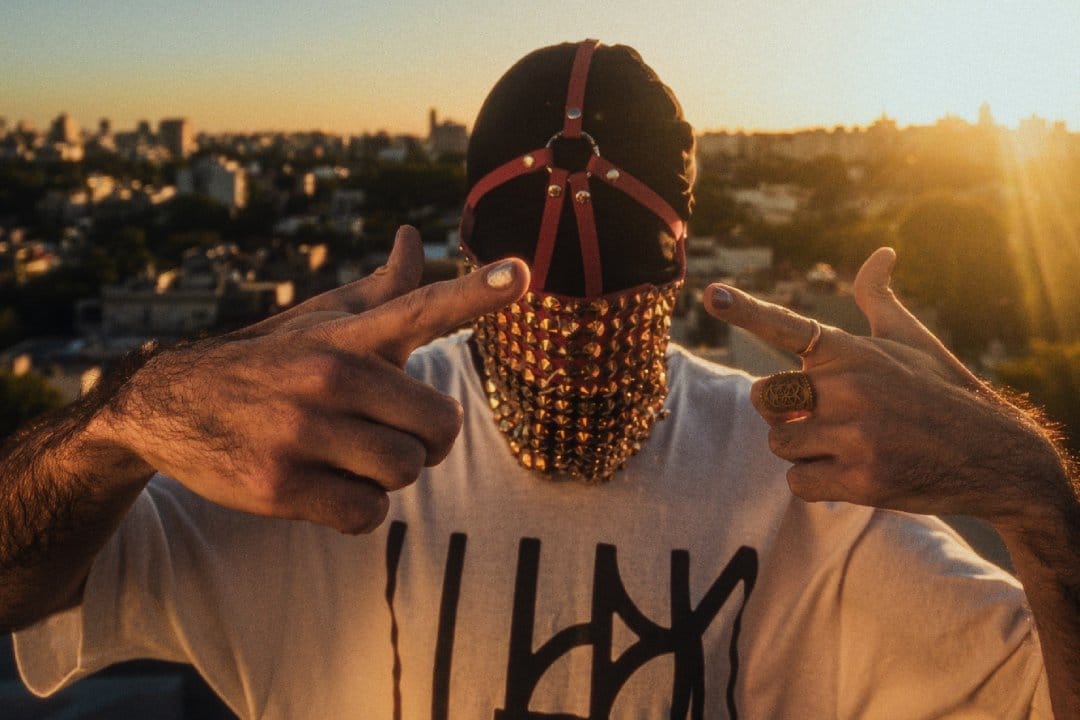 Lukrø con una máscara y Ciudad de México en el fondo