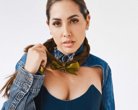 Micaela Salaverry con un traje azul