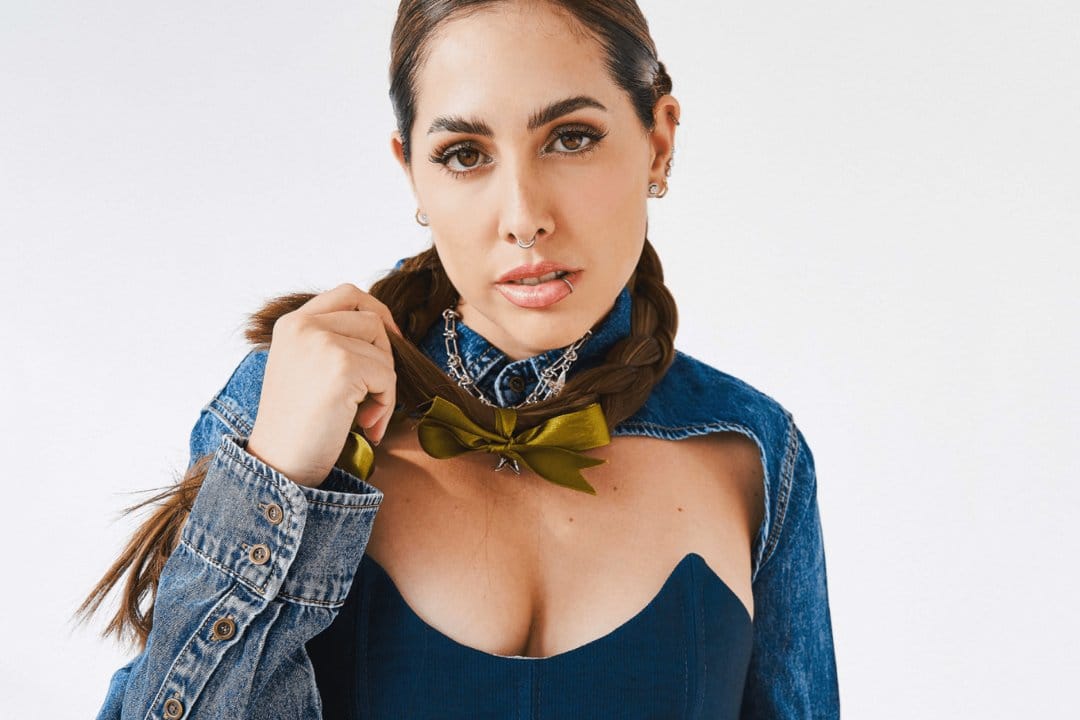 Micaela Salaverry con un traje azul