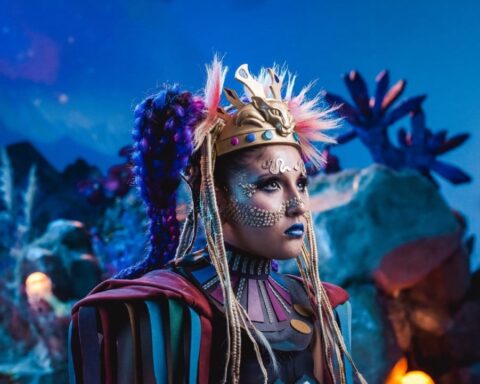 Milena Warthon con traje andino en un mundo distópico