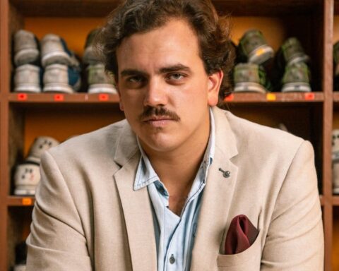 Moncho Berry posando en una bodega