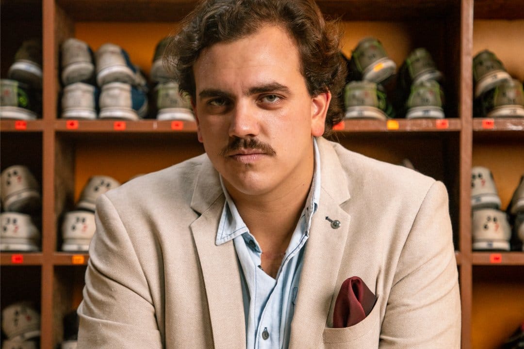 Moncho Berry posando en una bodega