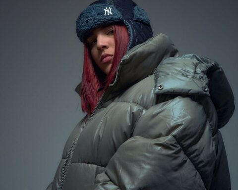 Nina Fre$h posando con una casaca gris